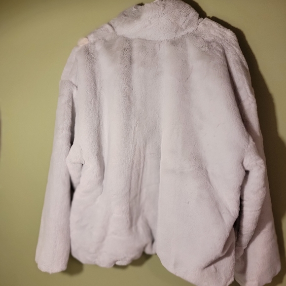 NWT Nike Women’s Oversized Faux Fur Swoosh Jacket - Picture 5 of 7